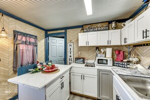 Refrigerador, microondas, cafetera y tetera y tostadora 