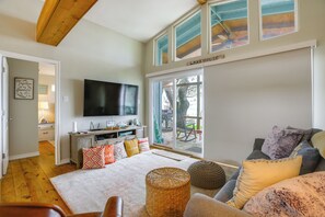 TV - Dock + Fire Pit: Tranquil Home on Lake Livingston (Livingston)