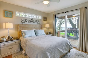 3 bedrooms, Internet, bed sheets - Dock + Fire Pit: Tranquil Home on Lake Livingston (Livingston)