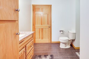 Hair dryer, towels - Ski, Hike & Ride On-Site: 80-Acre Retreat in Boon (Boon)
