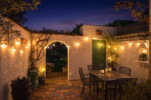 Outdoor dining -  Victorian Residence – A Golf Championship  Home of Distinction (Southport)