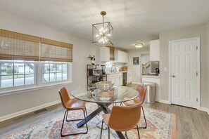 Fridge, microwave, stovetop, dishwasher - Work & Play: Extended Stay 5 Mi to Dtwn Huntsville (Huntsville)