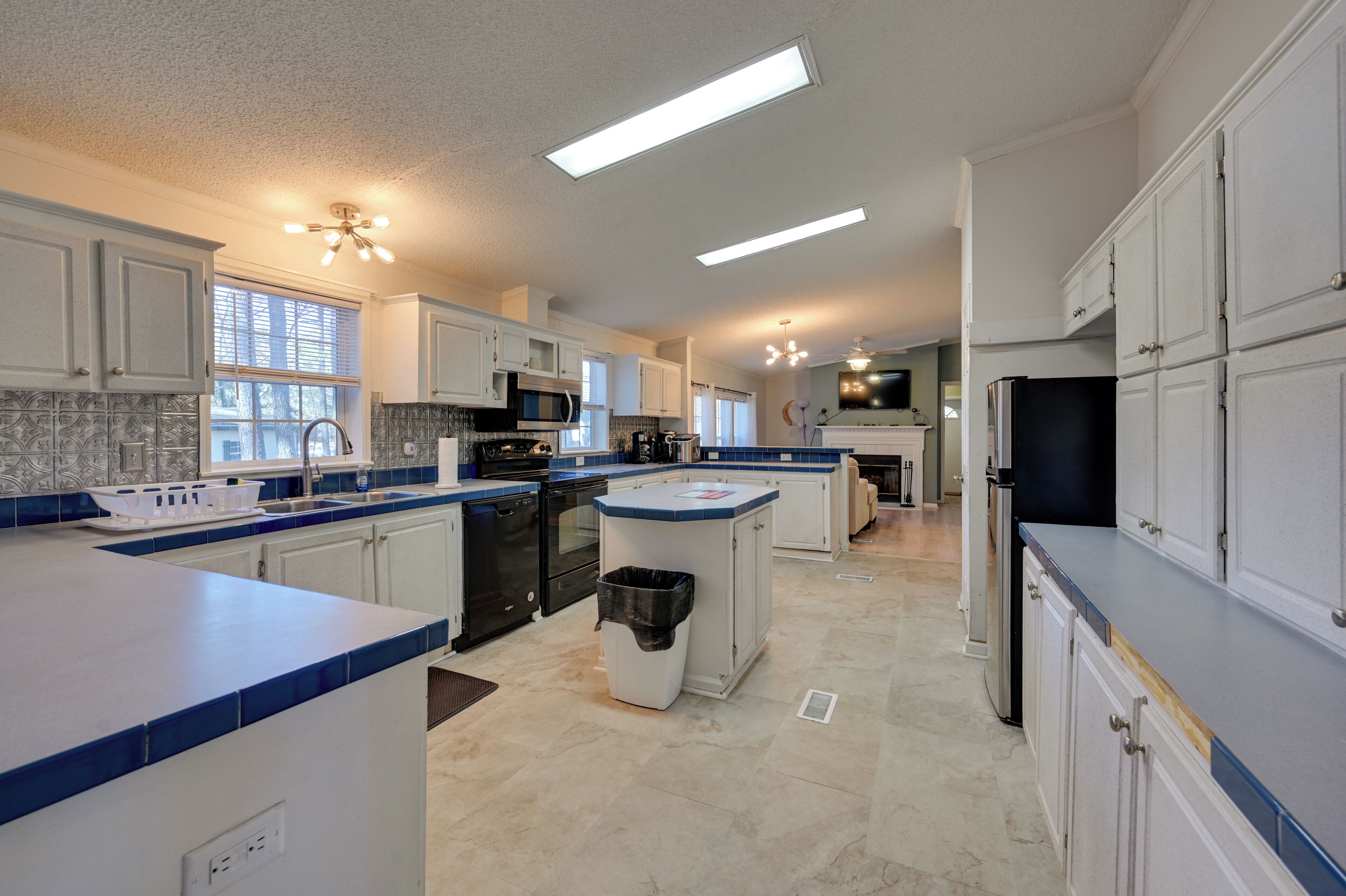 Cafetière/bouilloire, batterie de cuisine, vaisselle et ustensiles