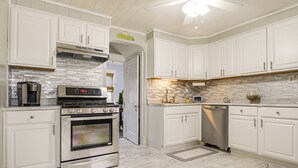 Private kitchen - Close to Venues & Fairgrounds! York Area Home (Red Lion)