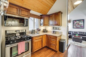 Fridge, microwave, stovetop, dishwasher - 5 Mi to Mountain High Resort: Home w/ Gaming Area (Wrightwood)