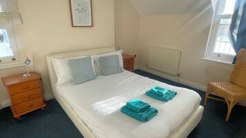 2 Schlafzimmer, BĂŒgeleisen/BĂŒgelbrett, WLAN, BettwĂ€sche