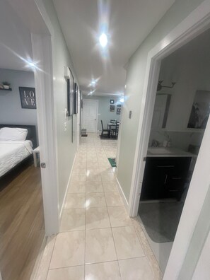 3 habitaciones, tabla de planchar con plancha, wifi y ropa de cama
