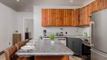 Køleskab, mikrobølgeovn, ovn, kogeplade