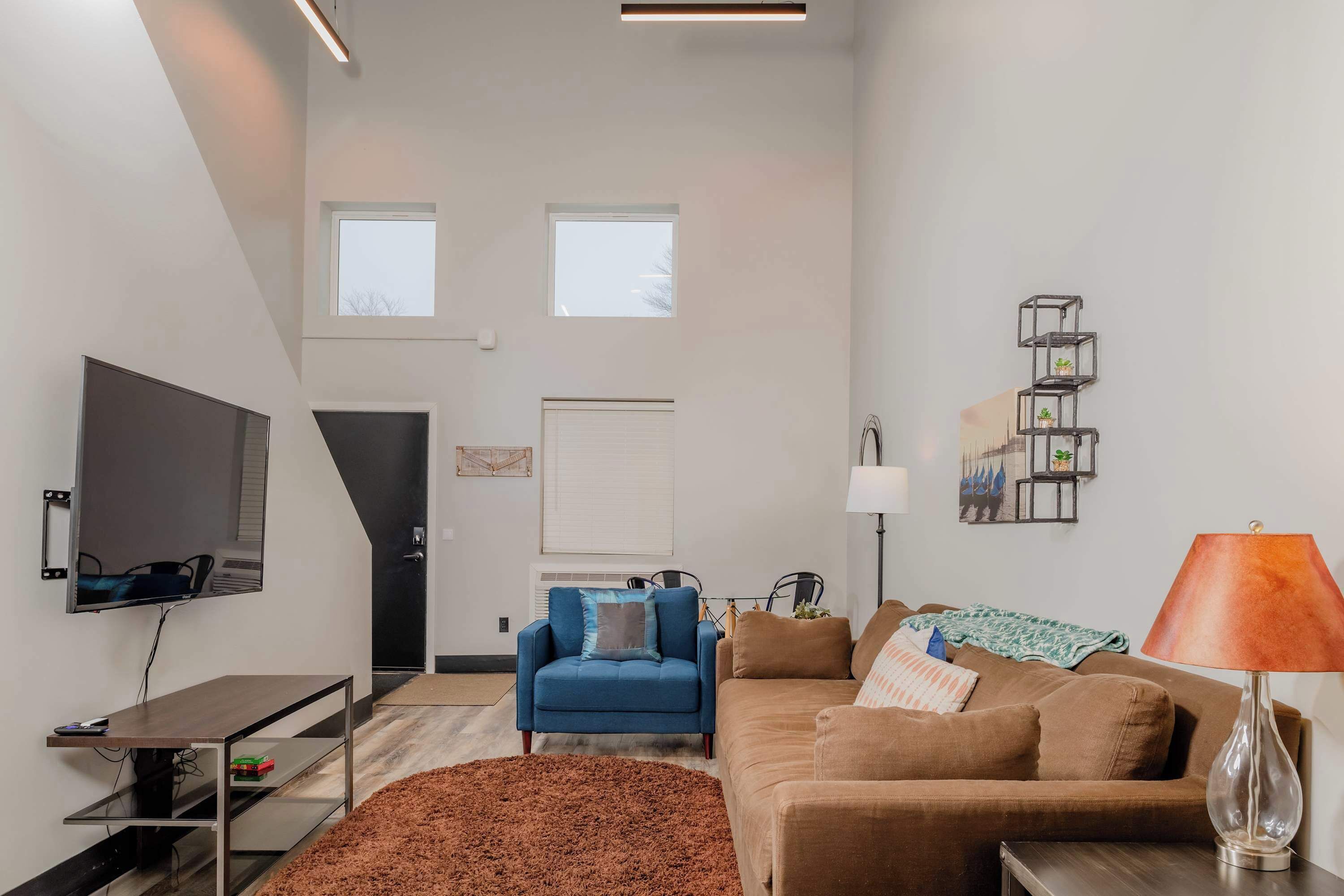 Una televisión, una oficina