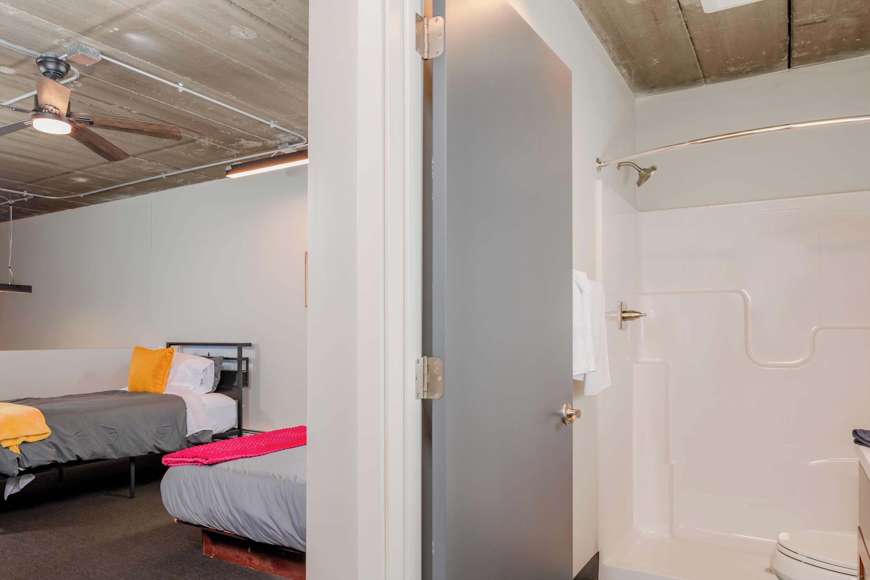 3 dormitorios, escritorio, tabla de planchar con plancha y wifi