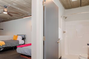 3 habitaciones, escritorio, tabla de planchar con plancha y wifi 