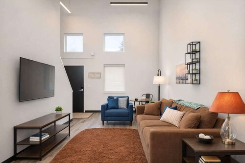 Modern Downtown Condo Near Restaurants & Nightlife