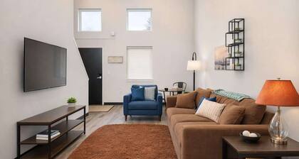 Modern Downtown Condo Near Restaurants & Nightlife