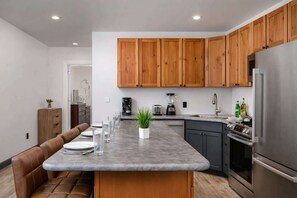 Geladeira, micro-ondas, fogão, cooktop