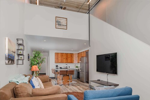 Modern Downtown Condo Near Restaurants & Nightlife
