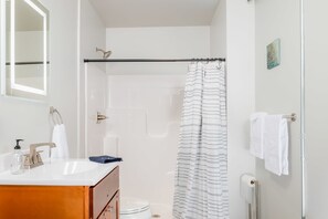 Hair dryer, towels - Charming Appleton Condo Downtown, Modern Loft (Appleton)