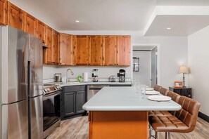 冰箱、微波炉、烤箱、炉灶