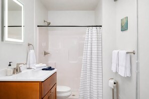 Shower, hair dryer, towels - Downtown Modern Appleton Loft with Free Parking (Appleton)