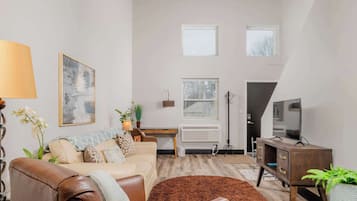 Una televisión, una oficina