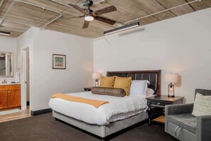 Iron/ironing board, WiFi, bed sheets - Charming Appleton Condo Downtown, Modern Loft (Appleton)