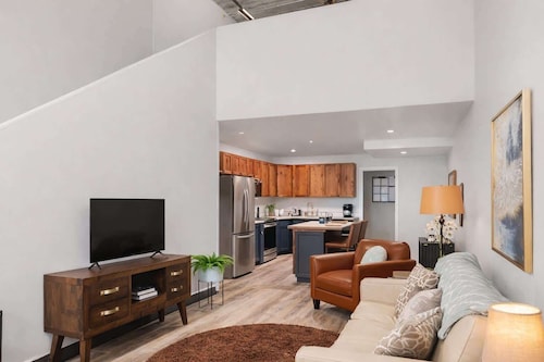 Downtown Modern Appleton Loft with Free Parking