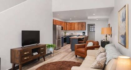 Downtown Modern Appleton Loft with Free Parking