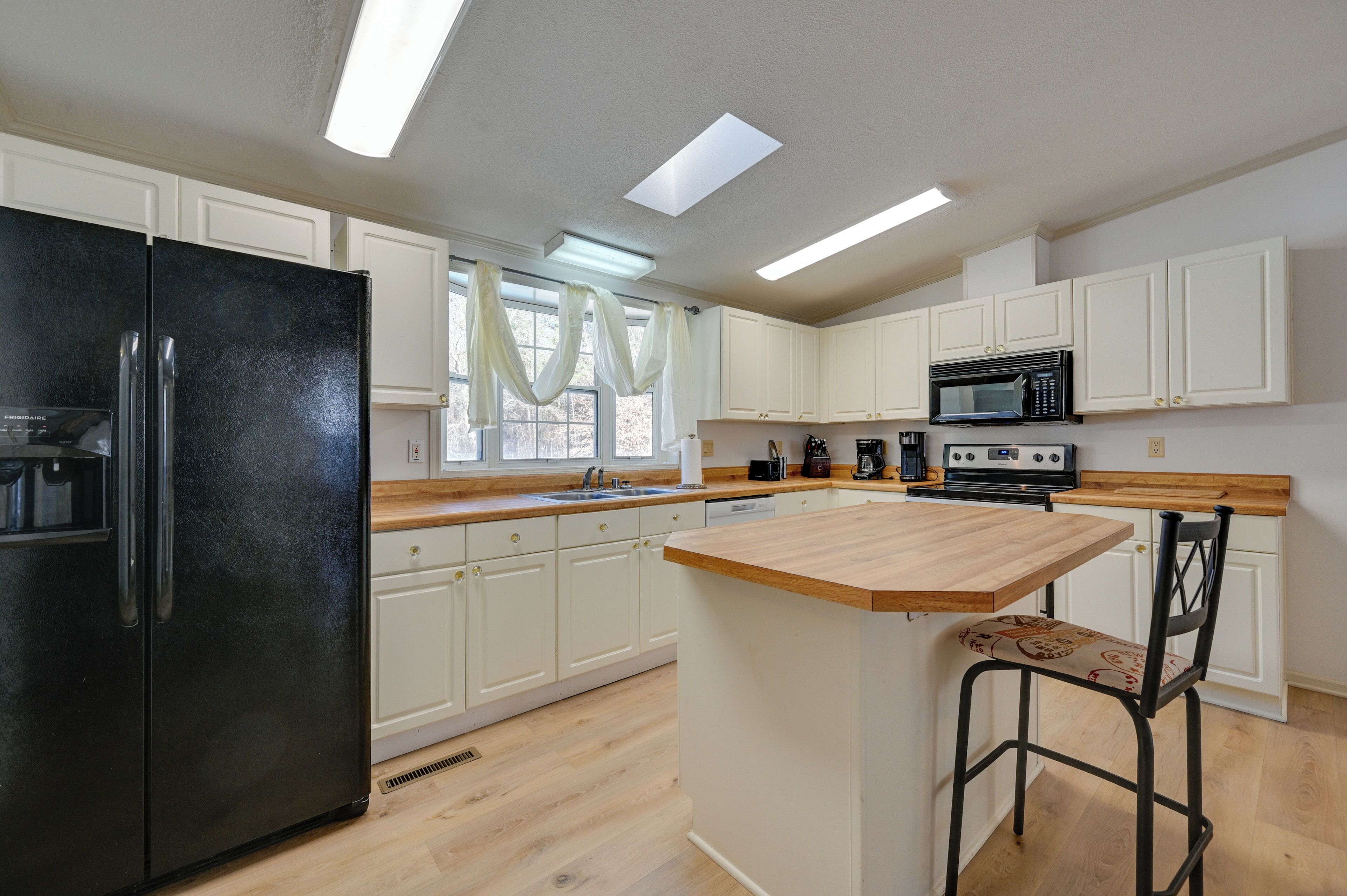 Réfrigérateur, micro-ondes, plaque de cuisson, lave-vaisselle