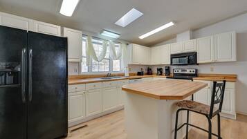 Réfrigérateur, micro-ondes, plaque de cuisson, lave-vaisselle