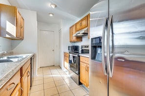 Réfrigérateur, micro-ondes, plaque de cuisson, lave-vaisselle