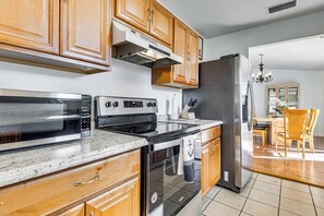 Frigorífico, microondas, placa de cocina y lavavajillas