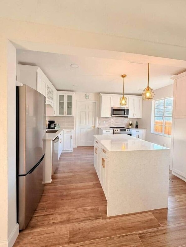Fridge, microwave, oven, stovetop - Cozy 3BR/2BA Coastal Home Near Beaches&Marinas (St. Petersburg)