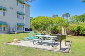 Outdoor dining - Golf Cart & Pool Access! Condo in Myrtle Beach (Myrtle Beach)