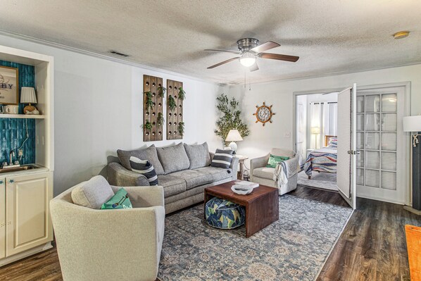 TV - Golf Cart & Pool Access! Condo in Myrtle Beach (Myrtle Beach)