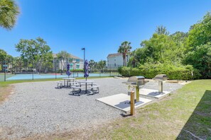 Outdoor dining - Golf Cart & Pool Access! Condo in Myrtle Beach (Myrtle Beach)