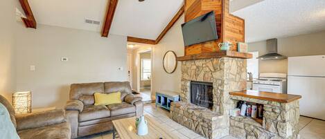 Televisión, chimenea y videojuegos