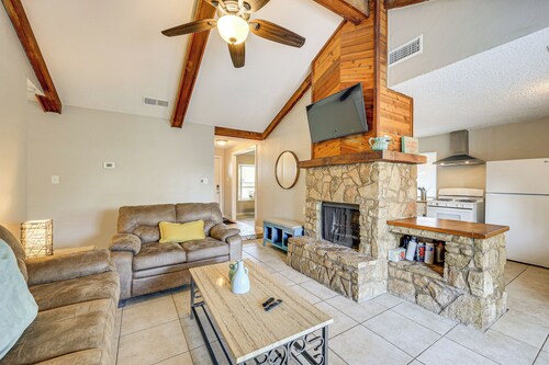 Game Room, Hot Tub! Family Home 5 Mi to SeaWorld