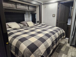 1 bedroom, bed sheets - Cozy 1-bedroom recreational vehicle in charming Fredericksburg with 2 AC units (Fredericksburg)
