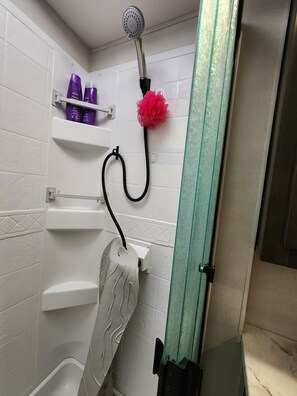 Shower, hair dryer, towels, soap - Cozy 1-bedroom recreational vehicle in charming Fredericksburg with 2 AC units (Fredericksburg)