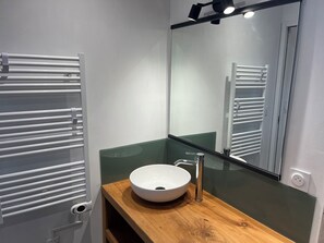 Shower, hair dryer, towels - Bassin Arcachon rental (La Teste-de-Buch)