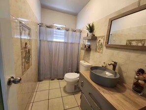 Shower, towels, soap, shampoo - Hernández Rental -complete house- (Aguadilla)