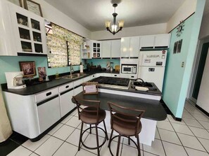 Fridge, microwave, oven, stovetop - Hernández Rental -complete house- (Aguadilla)