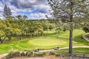 A golf course with multiple holes, trees, and a clear sky. - Pine Mountain Lake Cabin & 26 Miles to Yosemite (Groveland)