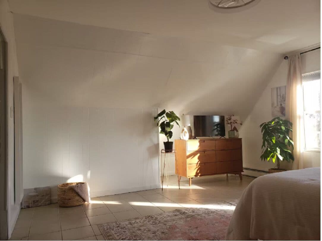 Tabla de planchar con plancha, internet y ropa de cama 