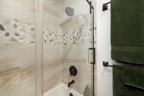 Séchoir à cheveux, serviettes fournies, savon, shampooing