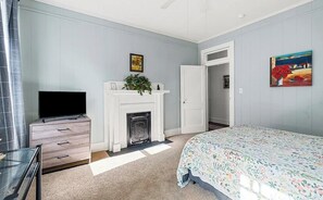 3 makuuhuonetta, työpöytä, silitysrauta/-lauta, vauvan matkasänky