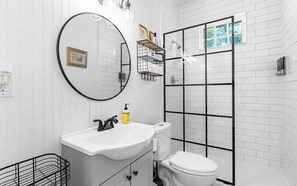 Shower, hair dryer, towels, soap - 4BR Bungalow in the Heart of Uptown, Pet-Friendly (Columbus)