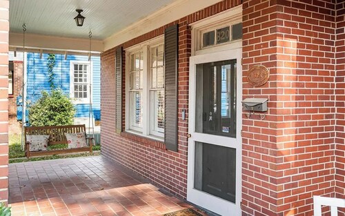 4BR Bungalow in the Heart of Uptown, Pet-Friendly