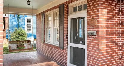 4BR Bungalow in the Heart of Uptown, Pet-Friendly