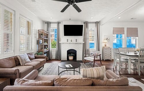 3BR Bungalow in the Heart of Uptown, Pet-Friendly