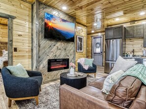 Smart TV, video games - Dollywood Area Cabin - Hot Tub, Game Room, Fire Pit - King En-Suite, Queen Bunks (Sevierville)